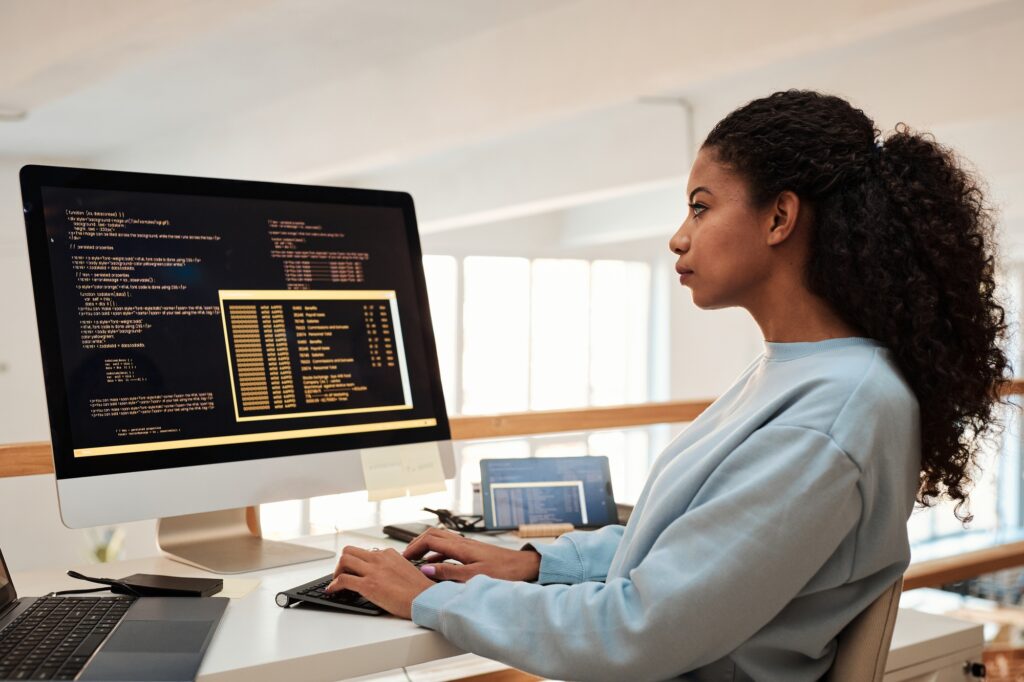 Berufliche Integration durch IT-Kenntnisse – Erfolgsgeschichten
